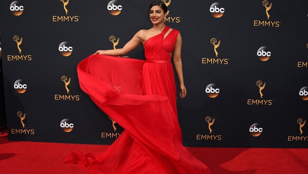 Priyanka Chopra verzauberte mit dieser roten Robe bei den Emmys alle. (Bild: Jordan Strauss/Invision/AP)