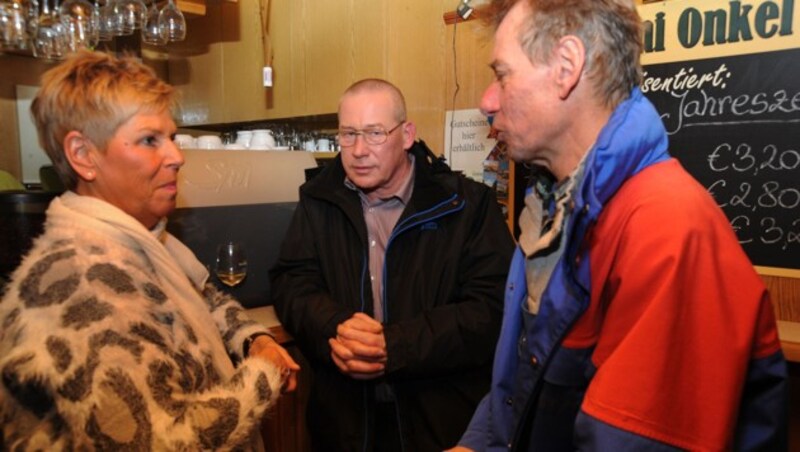 Josef Ziterer (re.), Susanne und Horst Pichler: "Familie lebte schon sehr zurückgezogen." (Bild: Franz Crepaz)