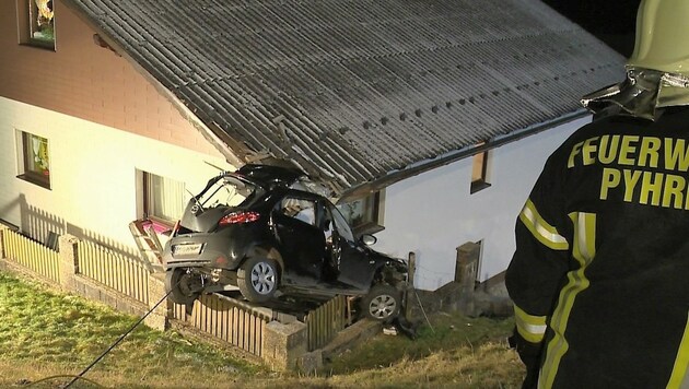 Das Auto krachte gegen das Dach. Links der Besitzer und seine Enkelin. (Bild: BFV Liezen/Schlüßlmayr)