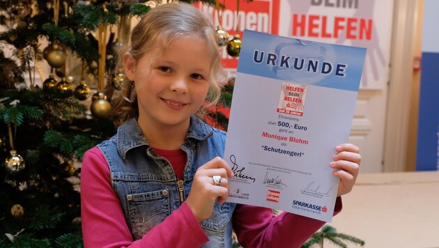 Die achtjährige Monique Blohm aus Linz als â01ESchutzengerlâ01C von LH Josef Pühringer ausgezeichnet. (Bild: Kronen Zeitung/Chris Koller)