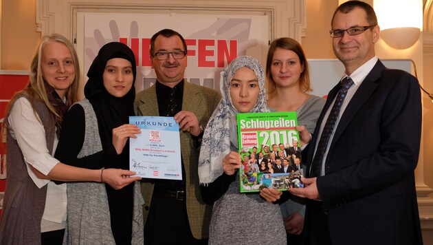 Das Gymnasium Kirchdorf bekam seinen Hauptpreis von â01EOÖ-Kroneâ01C-Chef Harald Kalcher überreicht. (Bild: Kronen Zeitung/ Chris Koller)