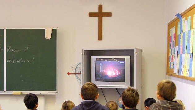 In allen Grazer Pflichtschulklassen muss nun ein Kreuz hängen. (Bild: KRONEN ZEITUNG)
