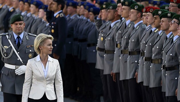 Verteidigungsministerin Ursula von der Leyen bei einer Angelobung von Soldaten (Bild: AFP)