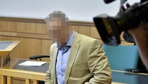 Der angeklagte Wiener Ex-Polizist im Wiener Straflandesgericht (Bild: APA/HERBERT NEUBAUER)