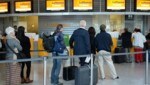 Passagiere und Passagierinnen auf deutschem Flughafen (Bild: APA/EPA/ANDREAS GEBERT)