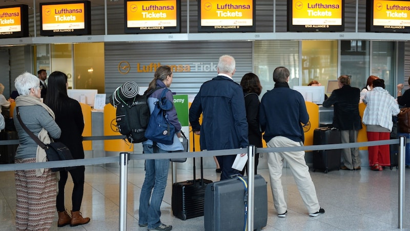 Tickets can be rebooked, but not at the counters on Wednesday. (Bild: APA/EPA/ANDREAS GEBERT)