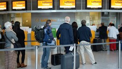 Passagiere und Passagierinnen auf deutschem Flughafen (Bild: APA/EPA/ANDREAS GEBERT)