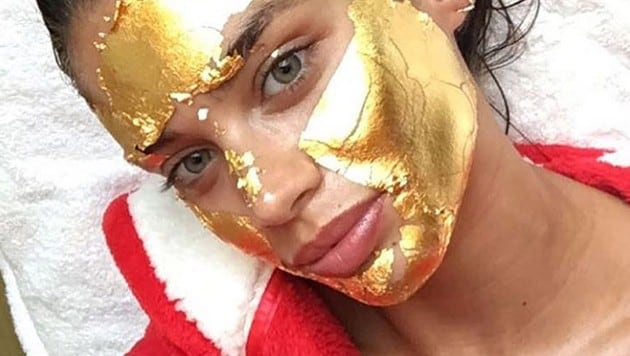 Auch Sara Sampaio setzt auf eine Goldmaske für einen strahlenden Teint. (Bild: instagram.com/mimiluzon)