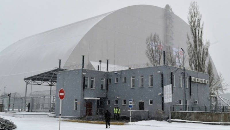 2016 wurde über dem havarierten Reaktor ein stählerner "Sarkophag" errichtet. (Bild: APA/AFP/Sergei Supinsky)