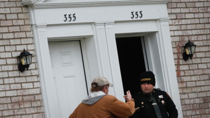 Ermittler vor dem Wohnhaus des Täters (Bild: AP)