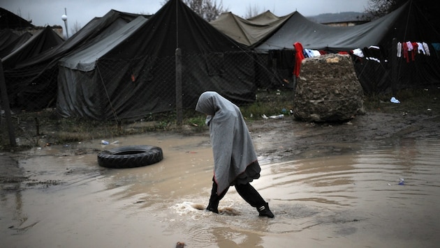 Ein Flüchtling im bulgarischen Lager Harmanli (Bild: NIKOLAY DOYCHINOV/AFP/picturedesk.com)