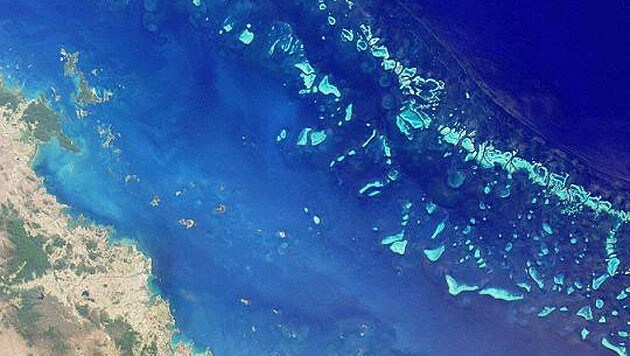 Satellitenbild eines Teiles des Great Barrier Reef (Bild: NASA/MISR)