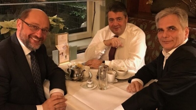 Martin Schulz, Sigmar Gabriel und Werner Faymann (v.l.) am Montagabend im Café Landtmann (Bild: Kronen Zeitung)