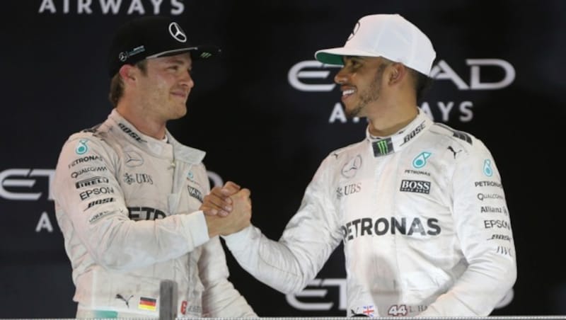 Nico Rosberg (l.) mit seinem damaligen Teamkollegen Lewis Hamilton (Bild: AP)