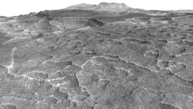 Die schollenförmigen Vertiefungen sind typisch für Eis unter der Oberfläche. (Bild: NASA/JPL-Caltech/University of Arizona)