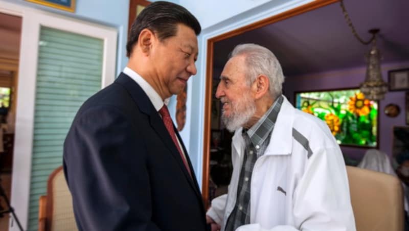 Chinas Präsident Xi Jinping zu Besuch bei Fidel Castro im Jahr 2014 (Bild: AP)