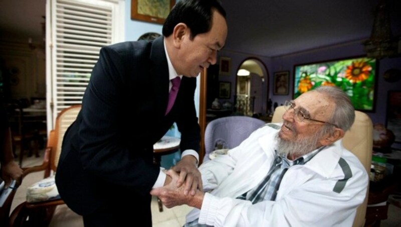 Vietnams Präsident Tran Dai Quang zu Besuch bei einem sichtlich gealterten Fidel Castro (Bild: AP)