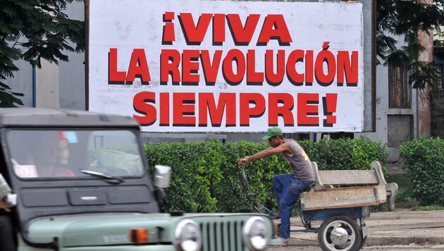Die Revolution lebt weiter. Aber die Annäherung zwischen den USA und Kuba schreitet voran. (Bild: APA/EPA/Ernesto Mastrascusa)