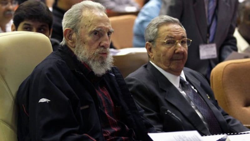 Fidel Castro (li.) übergab das Präsidentenamt 2008 aus gesundheitlichen Gründen an seinen Bruder Raul. (Bild: AP)