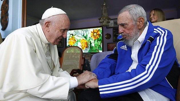 Papst Franziskus und Fidel Castro führten 40 Minuten lang ein "vertrautes Gespräch". (Bild: APA/EPA/ALEX CASTRO)