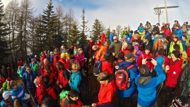 Einmal im Jahr ist selbst der Topica-Gipfel zu klein für die Familie der "Krone"-Adventwanderer. (Bild: Hannes Wallner)