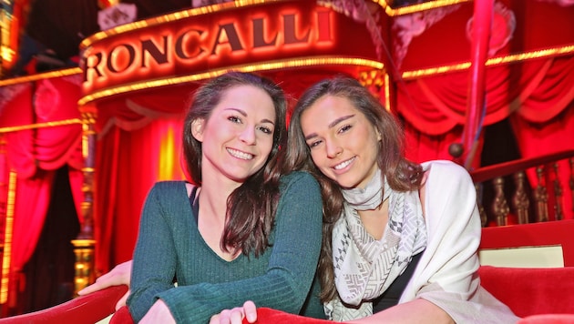 Ein Herz und eine Seele: Vivi (links) und Lili wurden in der Manege zu allerbesten Freundinnen. (Bild: Christof Birbaumer/Kronenzeitung)