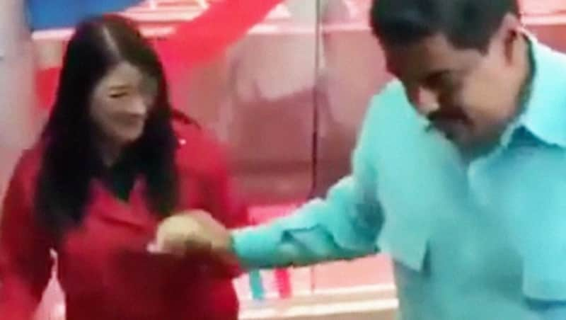 Präsident Maduro möchte offenbar die Krise gemeinsam mit seiner Frau Cilia Flores einfach wegtanzen. (Bild: YouTube.com/La Cronica de Hoy)