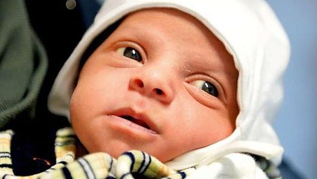 Dieses syrische Baby heißt mit Vornamen "Angela Merkel". (Bild: twitter.com/BILD_Koeln)