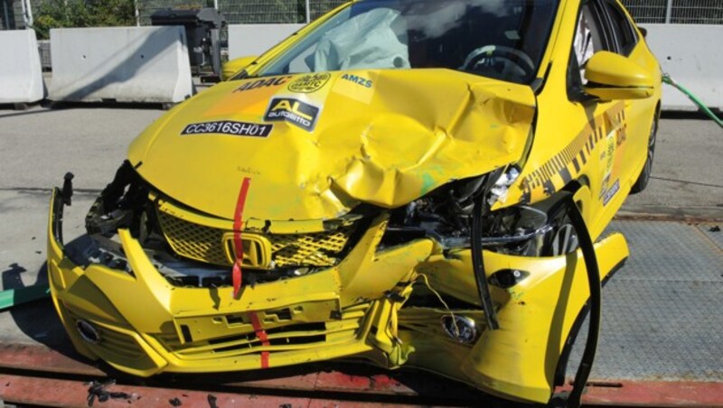 Honda Civic nach dem Crash gegen den Smart Fortwo (Bild: ÖAMTC)