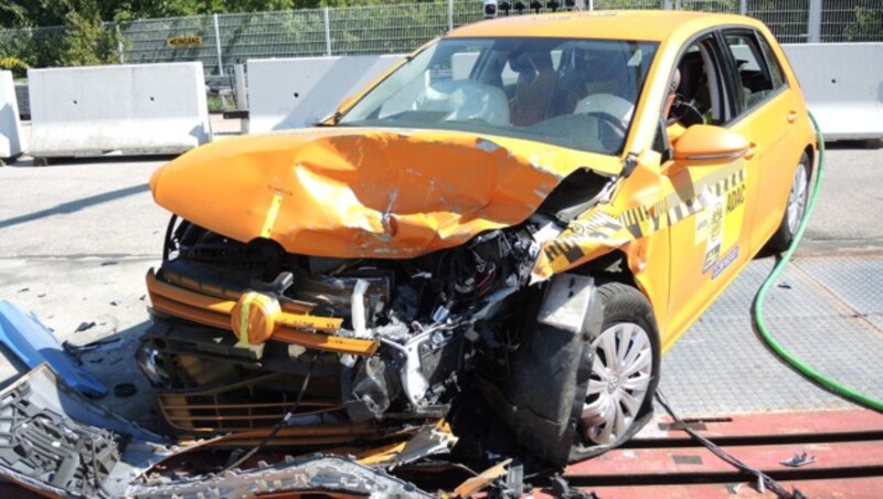 VW Golf nach dem Crash gegen den Smart Fortwo (Bild: ÖAMTC)