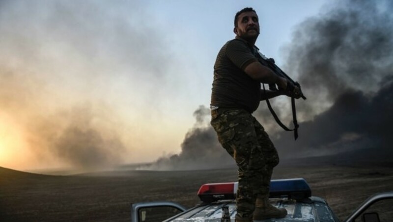Ein irakischer Soldat beim Kampf um Mossul (Bild: APA/AFP/BULENT KILIC)
