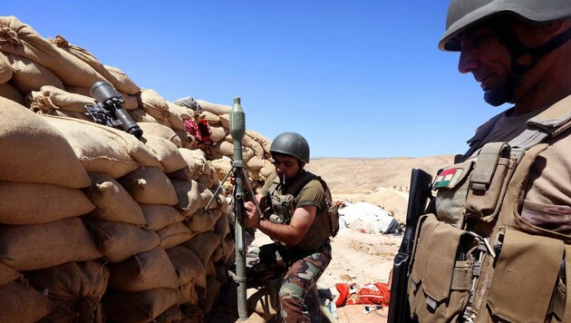 Kurdische Peschmerga-Kämpfer an der Frontlinie (Bild: AFP)