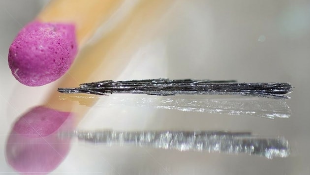Perowskit-Kristalle im Größenvergleich mit einem Streichholz (Bild: M. Spina, E. Horváth/EPFL)