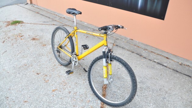 Bei der Flucht ließ der Täter dieses gelbe Rad am Tatort zurück. Hinweise an die Polizei. (Bild: LPD)