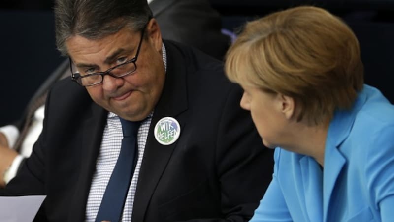 Sigmar Gabriel mit Angela Merkel (Bild: AP)