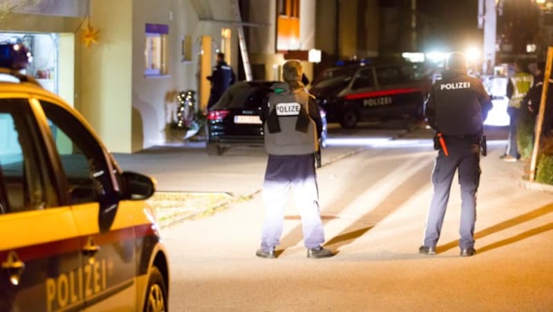 Die Polizei umstellte das Gebäude in Götzis, dann begann die Spezialeinheit mit der Durchsuchung. (Bild: Mathis Fotografie)