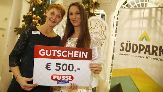 Irene Motschnig übergab den Siegerscheck von Mode Fussl im Südpark. (Bild: Uta Rojsek-Wiedergut)