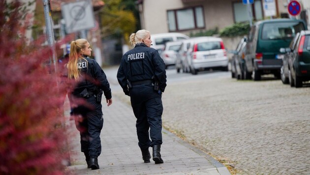 Polizistinnen in Hameln, wo die Wahnsinnstat nach wie vor für Entsetzen sorgt (Bild: EPA)