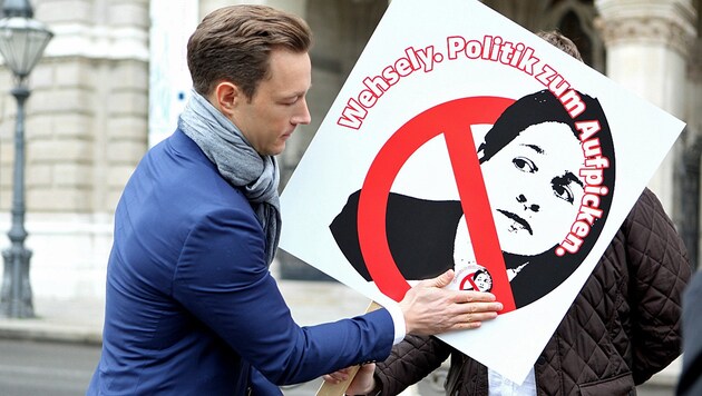 Wiens nicht amtsführender Stadtrat Gernot Blümel (ÖVP) mit dem Anti-Wehsely-Aufkleber (Bild: ÖVP Wien)