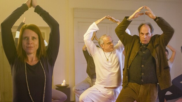 Kommissar Kluftinger (Herbert Knaup) sucht beim Yoga Entspannung. (Bild: ARD Degeto/BR/Hendrik Heiden)