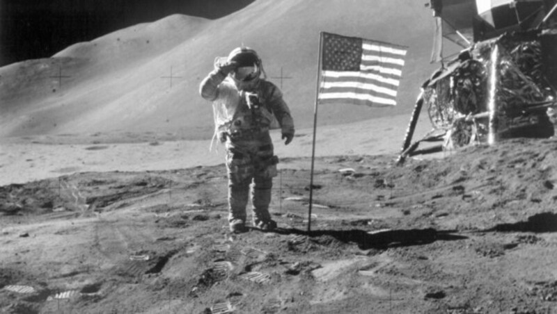 Apollo 15: James B. Irwin vor der US-Flagge im Jahr 1971 (Bild: NASA)