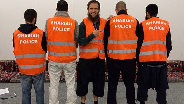 Auf Facebook hatten sich die Männer damals mit ihrer Patrouille gebrüstet. (Bild: facebook.com/Shariah-Polizei-Germany)