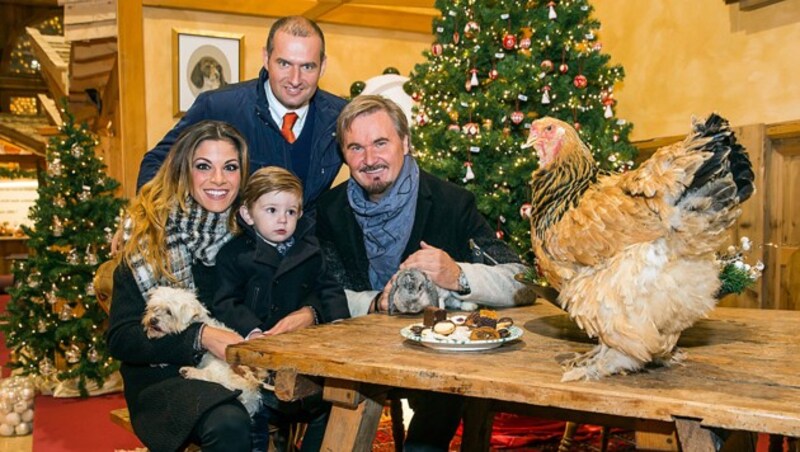 Dieter Ehrengruber mit Nik P. und dessen Familie (Bild: Neumayer)