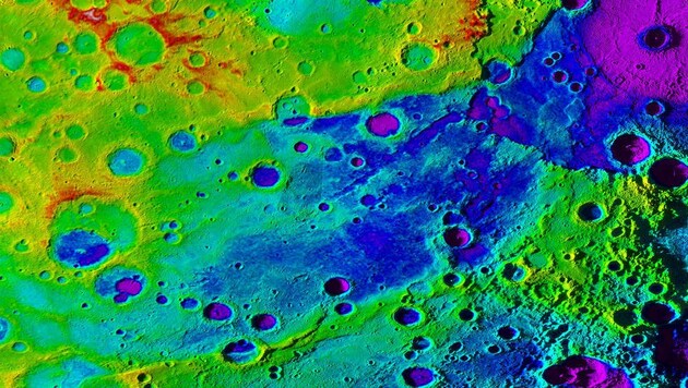 Das gewaltige Tal (blau) auf Merkur (Bild: NASA/JHUAPL/Carnegie Institution/DLR/Smithsonian Institution)