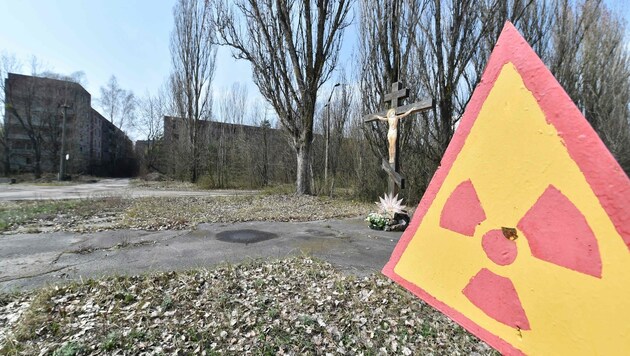 Ein Warnschild in der Geisterstadt Prypjat nach der Atomkatastrophe von Tschernobyl. (Bild: APA/AFP/SERGEI SUPINSKY)