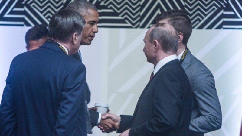 Handshake und kurzer Gedankenaustausch zwischen Obama und Putin am Rande des APEC-Gipfels (Bild: APA/AFP/STR)