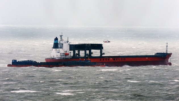 Ein Hubschrauber der Küstenwache beobachtet den Rettungseinsatz an Bord des Frachters "Saga Sky". (Bild: ASSOCIATED PRESS)