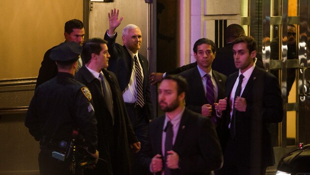 Mike Pence (winkend) beim Verlassen des Richard Rodgers Theatre (Bild: AP)