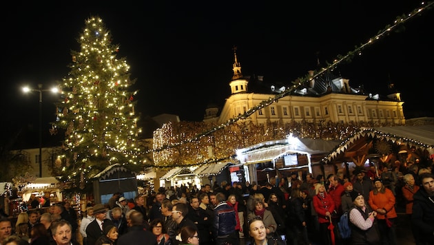 Am Klagenfurter Christkindlmarkt wurde mit Dachau die 50-jährige Partnerschaft gefeiert. (Bild: Uta Rojsek-Wiedergut)