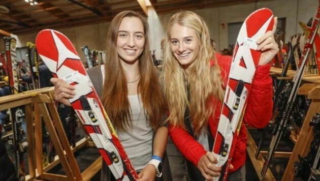 Zwei Ski-Prinzessinnen beim Probieren und Gustieren: "Wir schauen einmal durch." (Bild: Markus Tschepp)